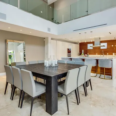 Villa Roxi, A Stylish 5Br Getaway With Pool In Coconut Grove Miami Exterior photo