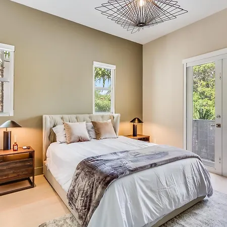 Villa Roxi, A Stylish 5Br Getaway With Pool In Coconut Grove Miami Exterior photo