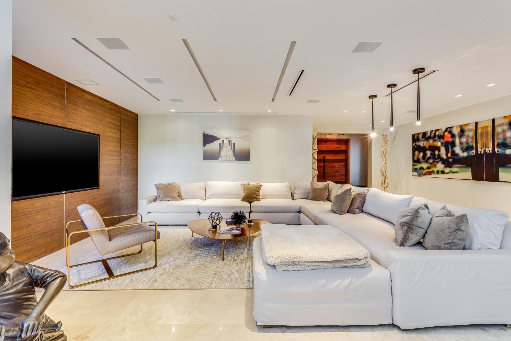 Roxi, A Stylish 5br Getaway With Pool In Coconut Grove Villa Miami