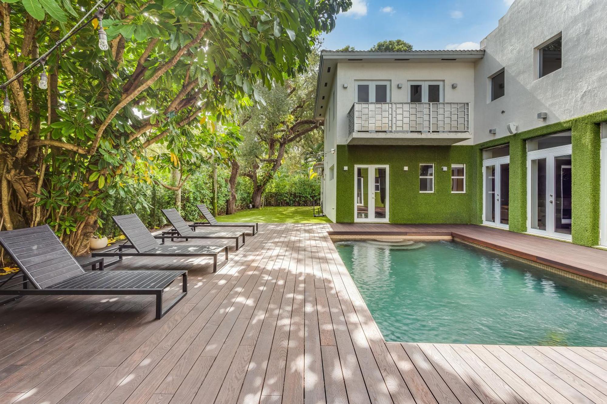 Roxi, A Stylish 5br Getaway With Pool In Coconut Grove Miami