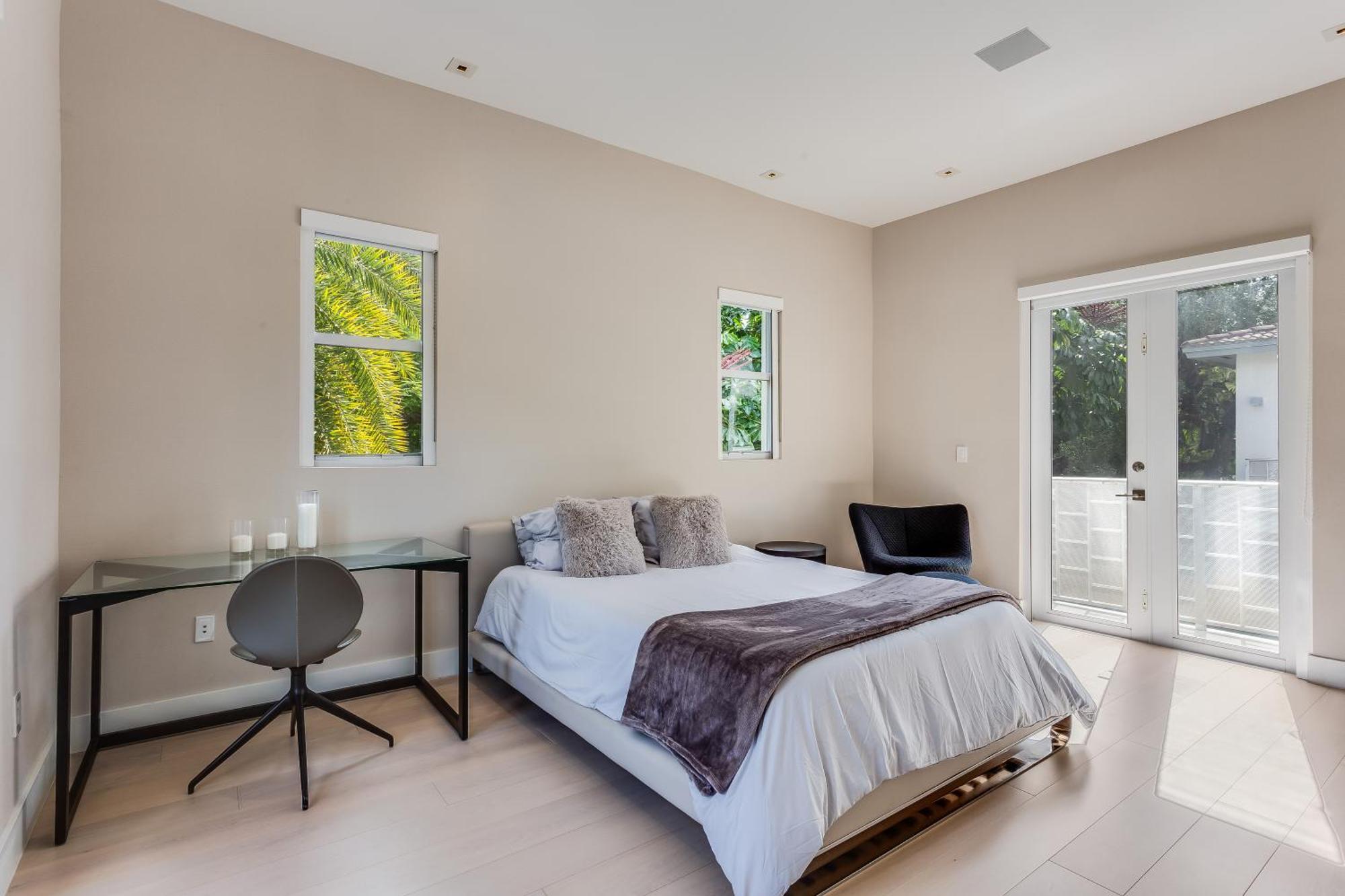 Roxi, A Stylish 5br Getaway With Pool In Coconut Grove Villa